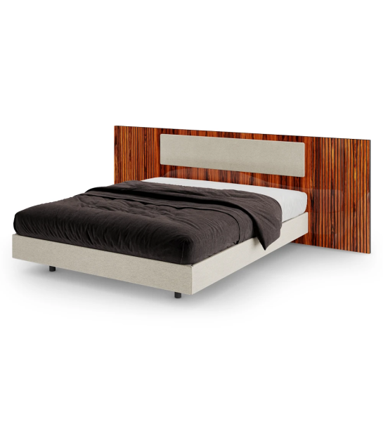 Cama doble con panel central del cabecero tapizado, laterales del cabecero con frisos en palisandro de alto brillo y base suspendida tapizada.