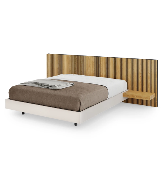 Cama doble con cabecero con frisos y estantes en roble natural, base suspendida en perla.