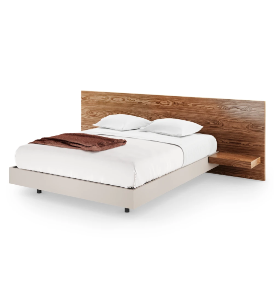 Cama doble con cabecero y estantes de nogal, base suspendida de color perla.