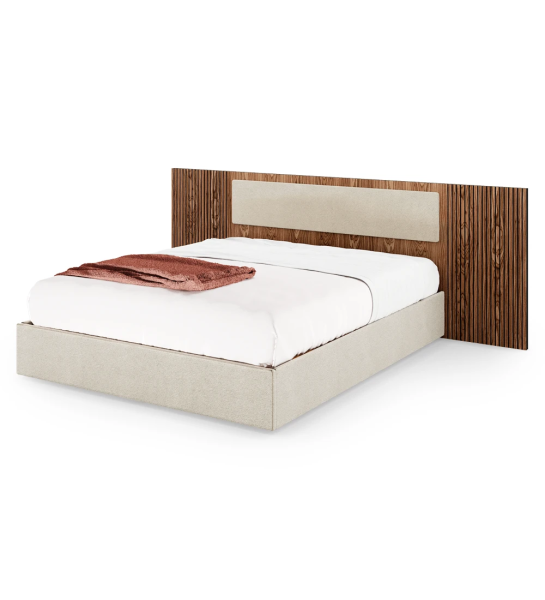 Cama de casal com painel central da cabeceira estofado, laterais da cabeceira com frisos em nogueira e base estofada, arrumação através de estrado elevatório.