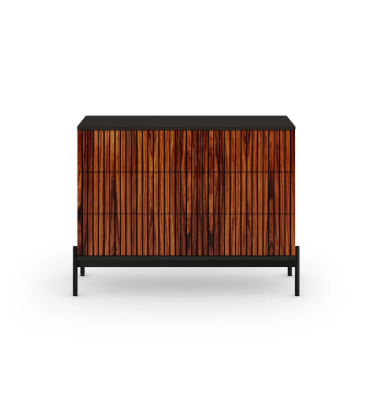 Commode à 3 tiroirs avec frises en palissandre brillance, structure en noir et pieds en métal laqué noir avec niveleurs.