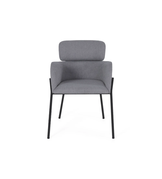 Silla tapizada en tejido, con estructura metálica lacada en negro.