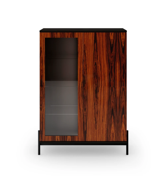 Vitrine com iluminação, 2 portas em palissandro alto brilho, estrutura em negro e pés metálicos lacados a negro com niveladores.