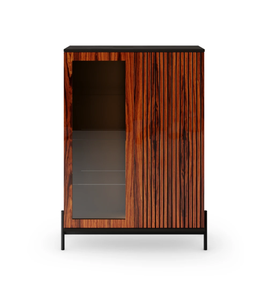 Vitrine com iluminação, 2 portas com frisos em palissandro alto brilho, estrutura em negro e pés metálicos lacados a negro com niveladores.