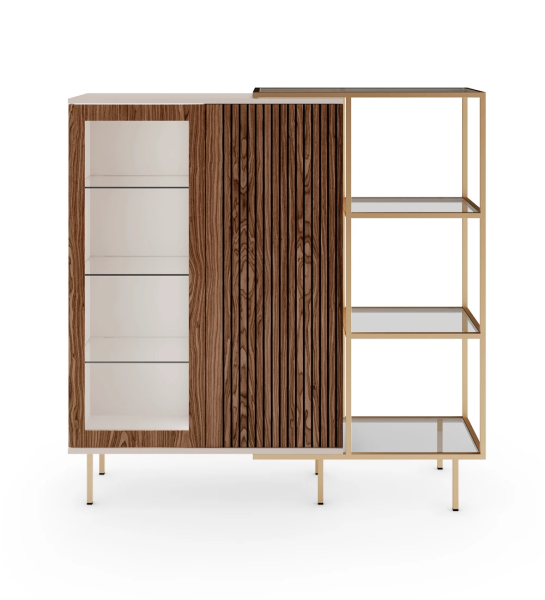 Vitrina con iluminación, 2 puertas con molduras de nogal, estructura de perlas y pies de metal lacado en oro con niveladores. Extensión lateral con estructura metálica lacada en oro, estante de cristal.
