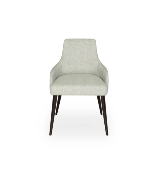 Silla Oslo con brazos tapizados en tela verde agua, pies lacados marrón oscuro.