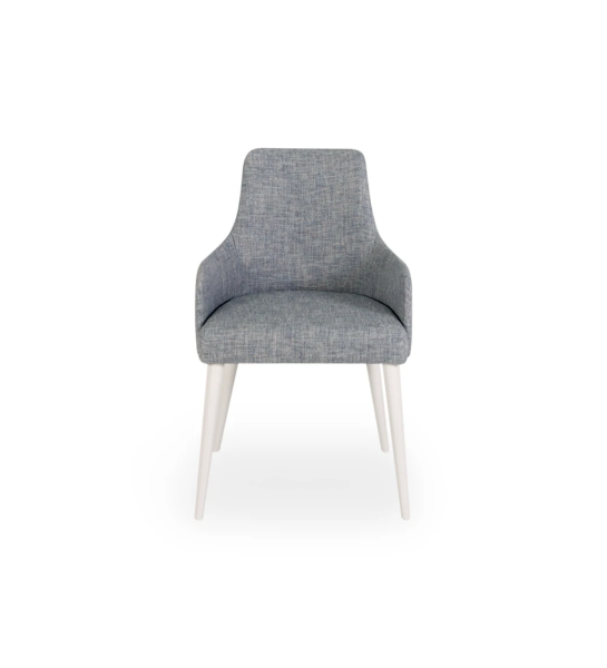 Chaise Oslo avec accoudoirs rembourré en tissu bleu, pieds laqués perle.
