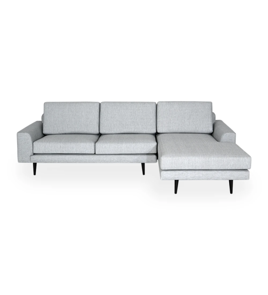 Sofá Oslo 2 lugares e chaise longue direita, estofado a tecido light grey, pés lacados a castanho escuro, 262 cm.