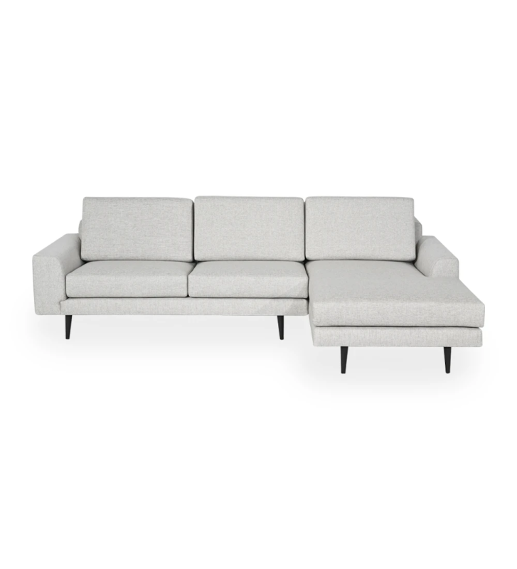 Sofá Oslo 2 lugares e chaise longue direita, estofado a tecido light grey, pés lacados a castanho escuro, 262 cm.