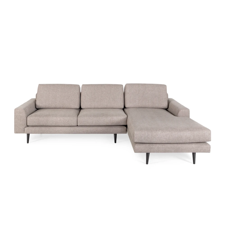 Sofá Oslo 2 lugares e chaise longue direita, estofado a tecido toffee, pés lacados a castanho escuro, 262 cm.