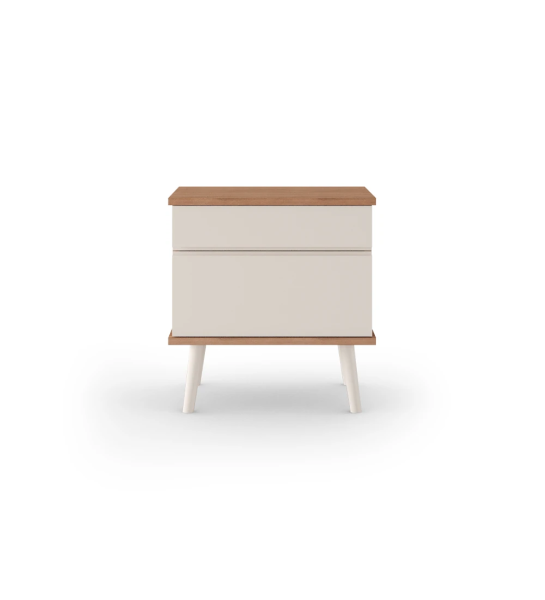 Mesa de cabeceira Oslo 2 gavetas e pés lacados a pérola, estrutura em nogueira, 55 x 57,5 cm.