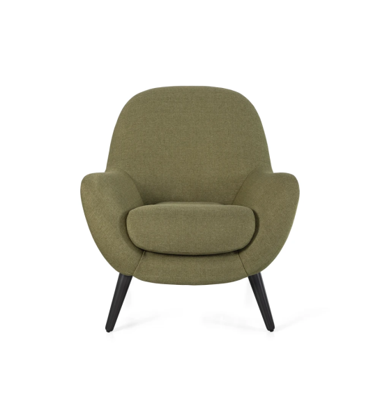 Sillón Oslo tapizado en tela verde, pies lacados marrón oscuro.