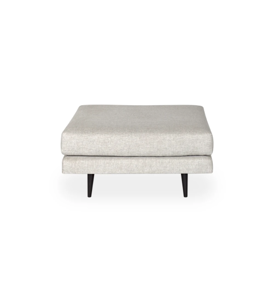 Pouf Oslo carré, recouvert en tissu light grey, pieds laqués marron foncé, 95 x 95 cm.