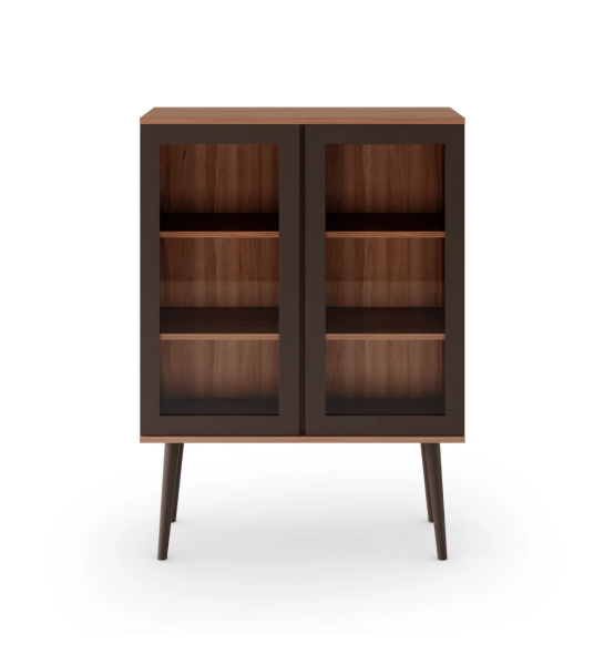 Vitrine Oslo 2 portas lacadas a castanho escuro com vidro, estrutura e prateleiras em nogueira, pés lacados a castanho escuro, 100 x 138,5 cm.