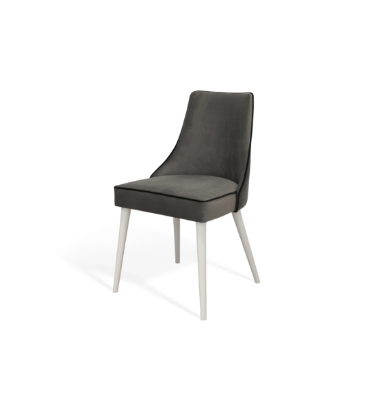 Chaise recouverte de tissu, avec pieds laqués perle.