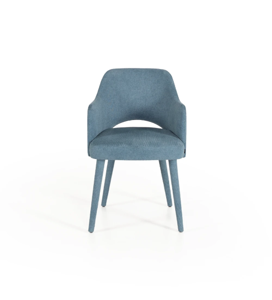 Silla con brazos tapizada en tejido.