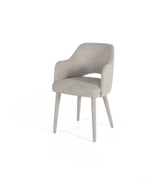 Silla con brazos tapizada en tejido.