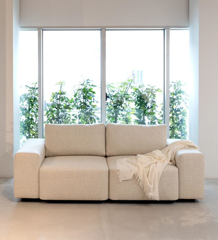 Sofá de 2 plazas con chaise longue, tapizado en tejido.