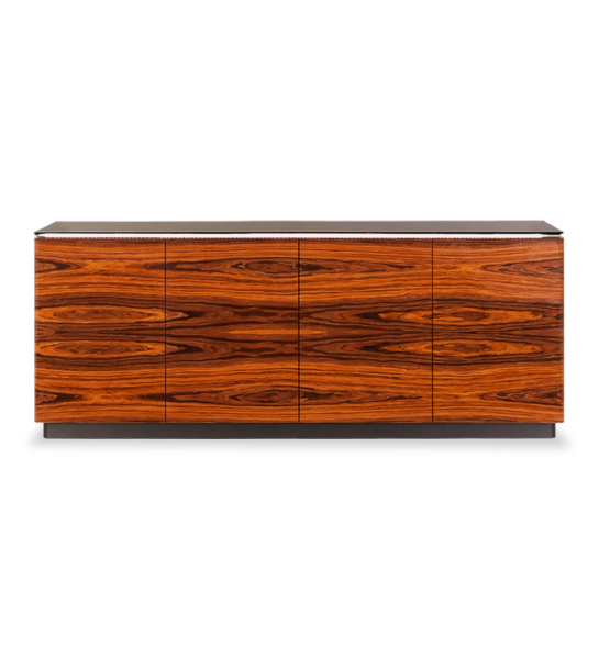 Aparador com 4 portas em palissandro alto brilho, com gaveta para faqueiro, com tampo de vidro preto, estrutura lacada a negro