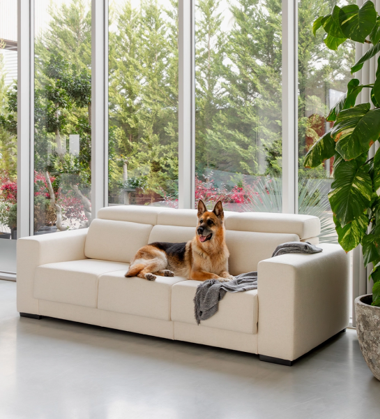 Elegante Sofá Oporto, em tecido suave e linhas contemporâneas, num ambiente relaxante