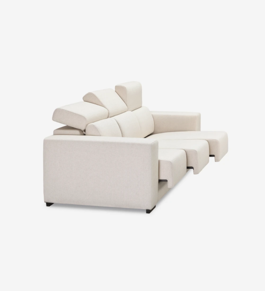3 sièges, recouverts de tissu, avec appuis-tête inclinables et sièges coulissants.