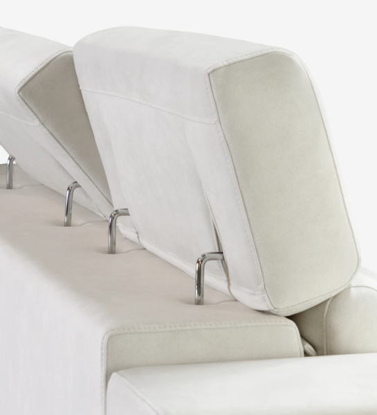 2 sièges recouverts de tissu, avec appuie-tête inclinables et sièges coulissants.