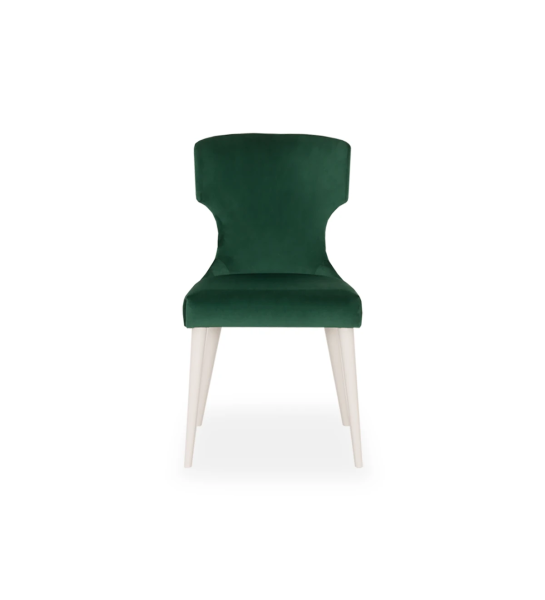 Chaise recouverte de tissu, avec un dossier noir et des pieds laqués perle.