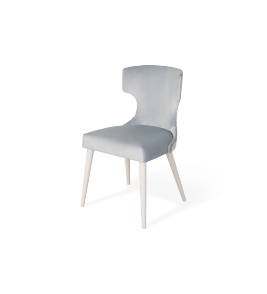 Chaise recouverte de tissu, avec un dossier argenté et des pieds laqués perle.