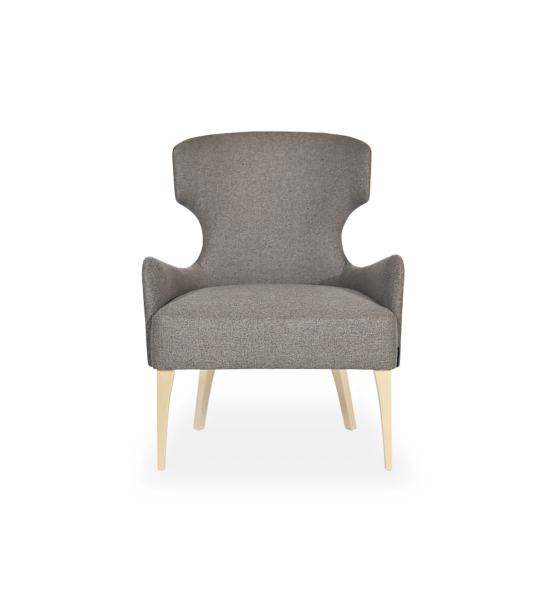Fauteuil Pico recouvert en tissu toffee, clous vieil or, pieds laqués doré.
