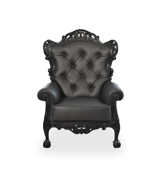 Sillón Paris tapizado en tela negra, estructura y pies lacados en negro.