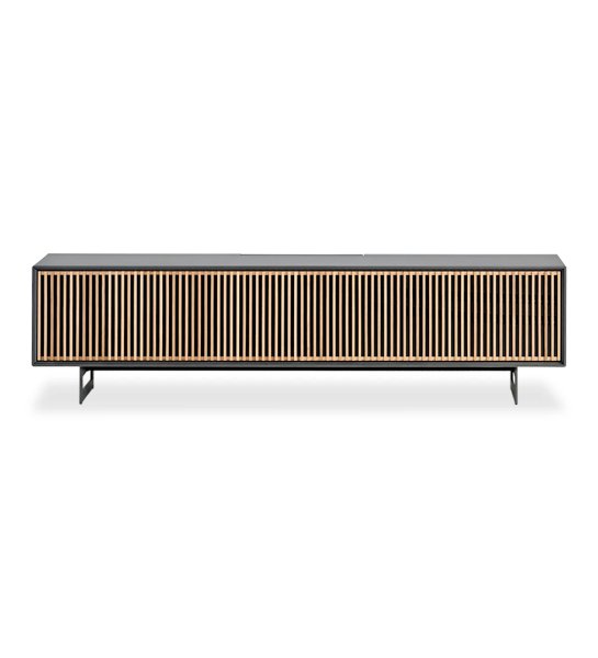 Mueble TV Tokyo 2 puertas abatibles en roble natural, estructura de metal y pies lacados en negro metalizado de 210 x 55 cm.