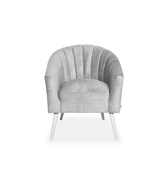 Fauteuil Tokyo recouvert en tissu gris, pieds laqués perle.