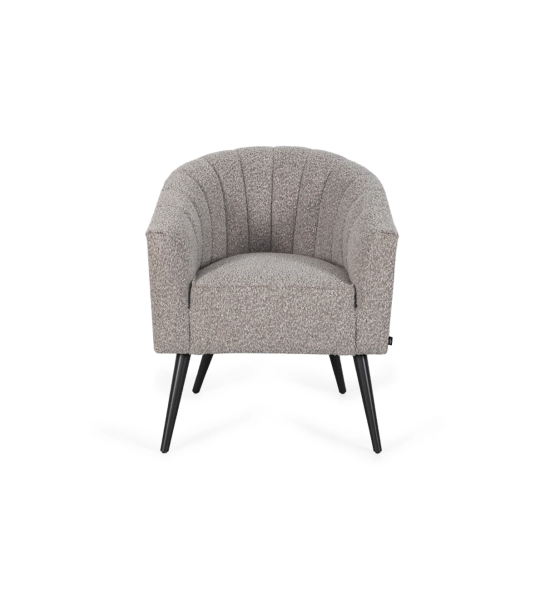 Fauteuil Tokyo recouvert en tissu taupe, pieds laqués noir.