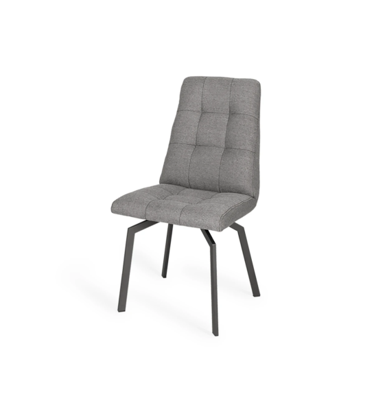 Silla tapizada en tejido, con pies de metal lacados en negro.