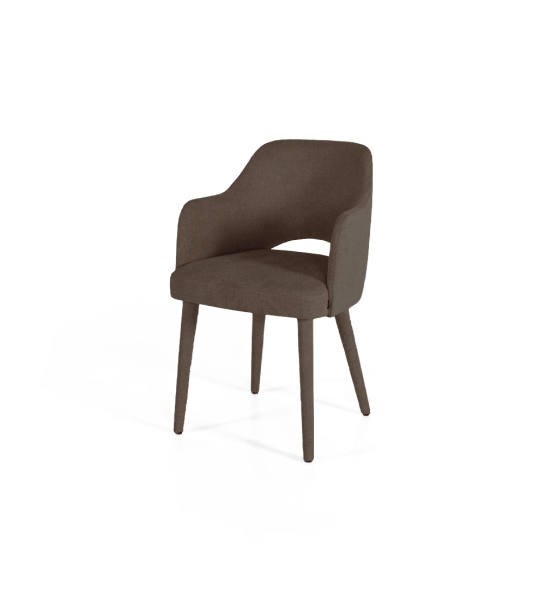 Chaise avec accoudoirs rembourrée en tissu.