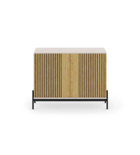 Zapatera de 2 puertas con molduras de roble natural, estructura perlada y patas metálicas lacadas en negro con niveladores.