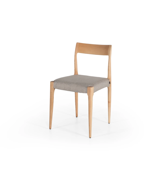 Silla en madera de fresno natural con asiento tapizado en tejido.
