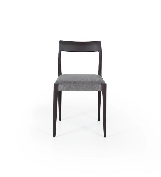Silla de madera de fresno marrón oscuro con asiento tapizado en tejido.