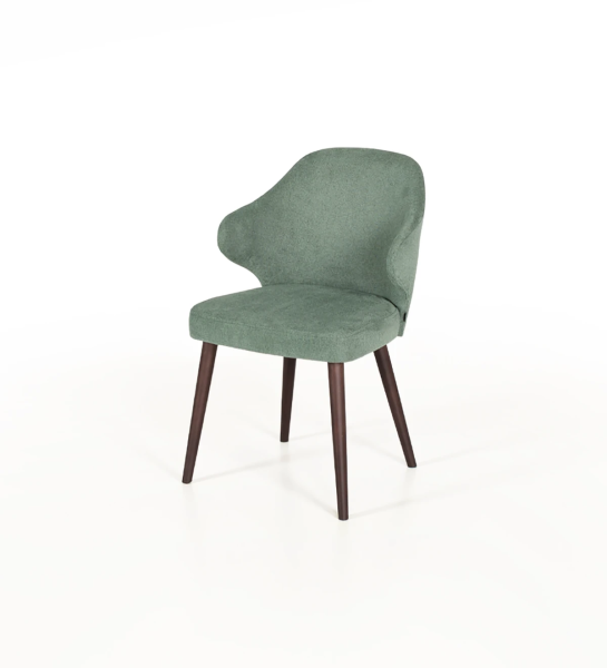 Chaise rembourrée en tissu, avec pieds en bois de frêne brun foncé.
