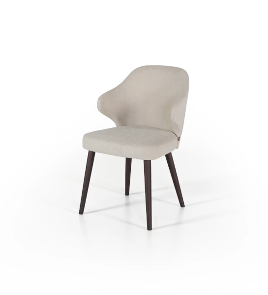 Chaise rembourrée en tissu, avec pieds en bois de frêne brun foncé.