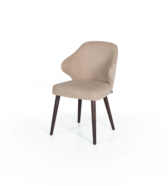 Chaise rembourrée en tissu, avec pieds en bois de frêne brun foncé.