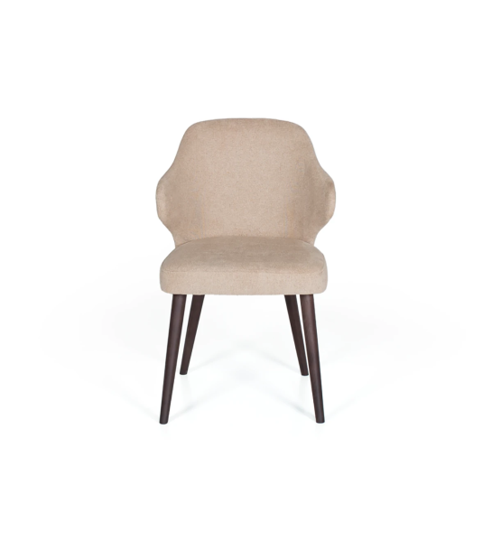 Silla tapizada en tejido, con pies en madera de fresno marrón oscuro.