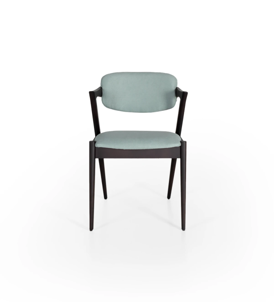 Silla de madera de fresno marrón oscuro con asiento y respaldo tapizados en tejido.
