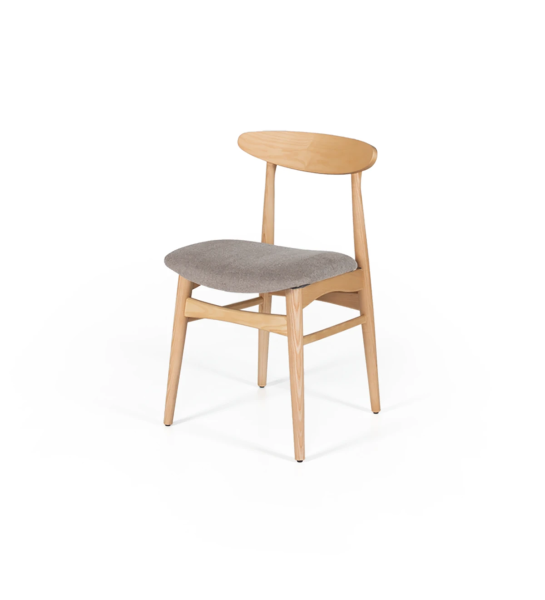 Chaise en bois de frêne, couleur naturelle, avec assise recouverte de tissu.