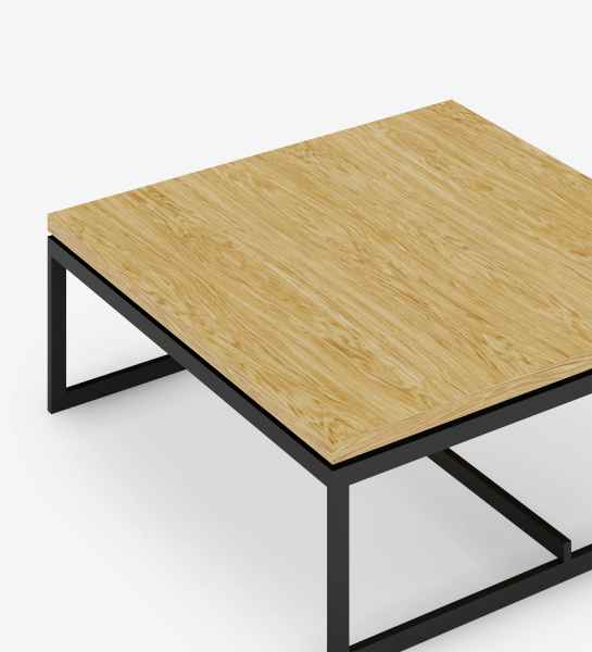Table basse Chicago carrée, plateau en chêne naturel, pieds en métal laqué noir, 90 x 90 cm.