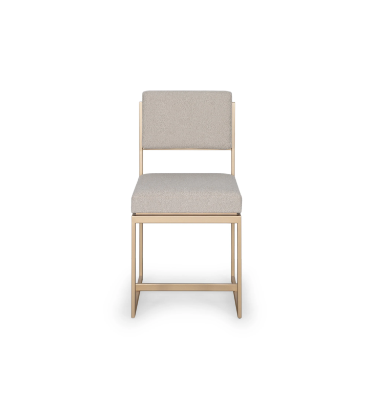 Cadeira com assento e encosto estofado a tecido, com estrutura metálica lacada a dourado