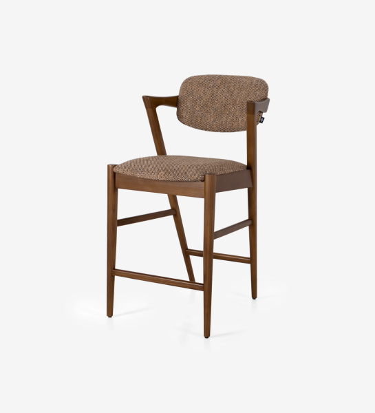 Taburete en madera de fresno color nogal, con asiento y respaldo tapizado en tejido.