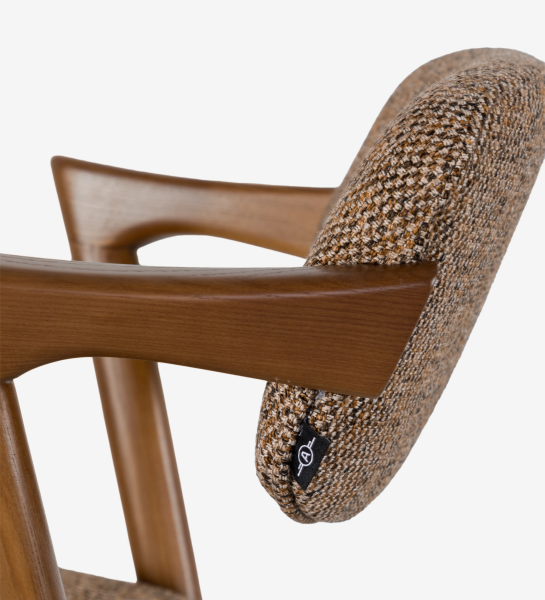 Taburete en madera de fresno color nogal, con asiento y respaldo tapizado en tejido.