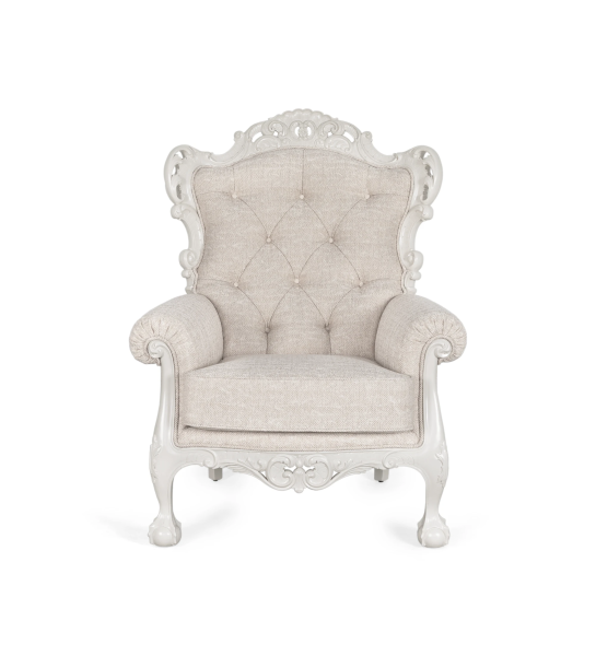 Sillón Paris tapizado en tela beige, estructura y pies lacados en perla.