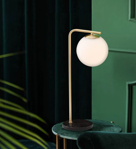 Lampe de table avec base en marbre noir, structure en métal doré et diffuseur en verre opale.